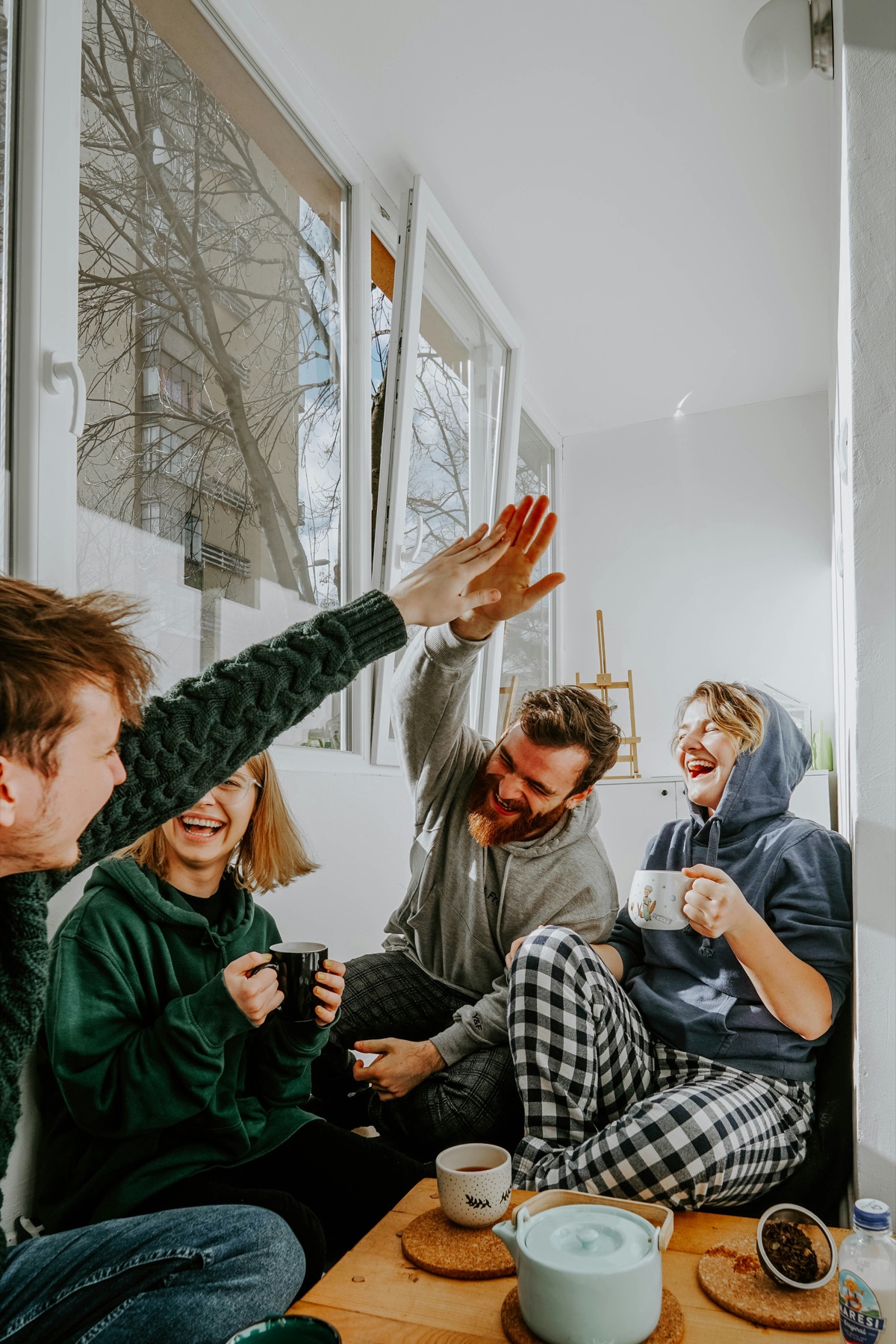 Quatre amis discutent et rient ensemble