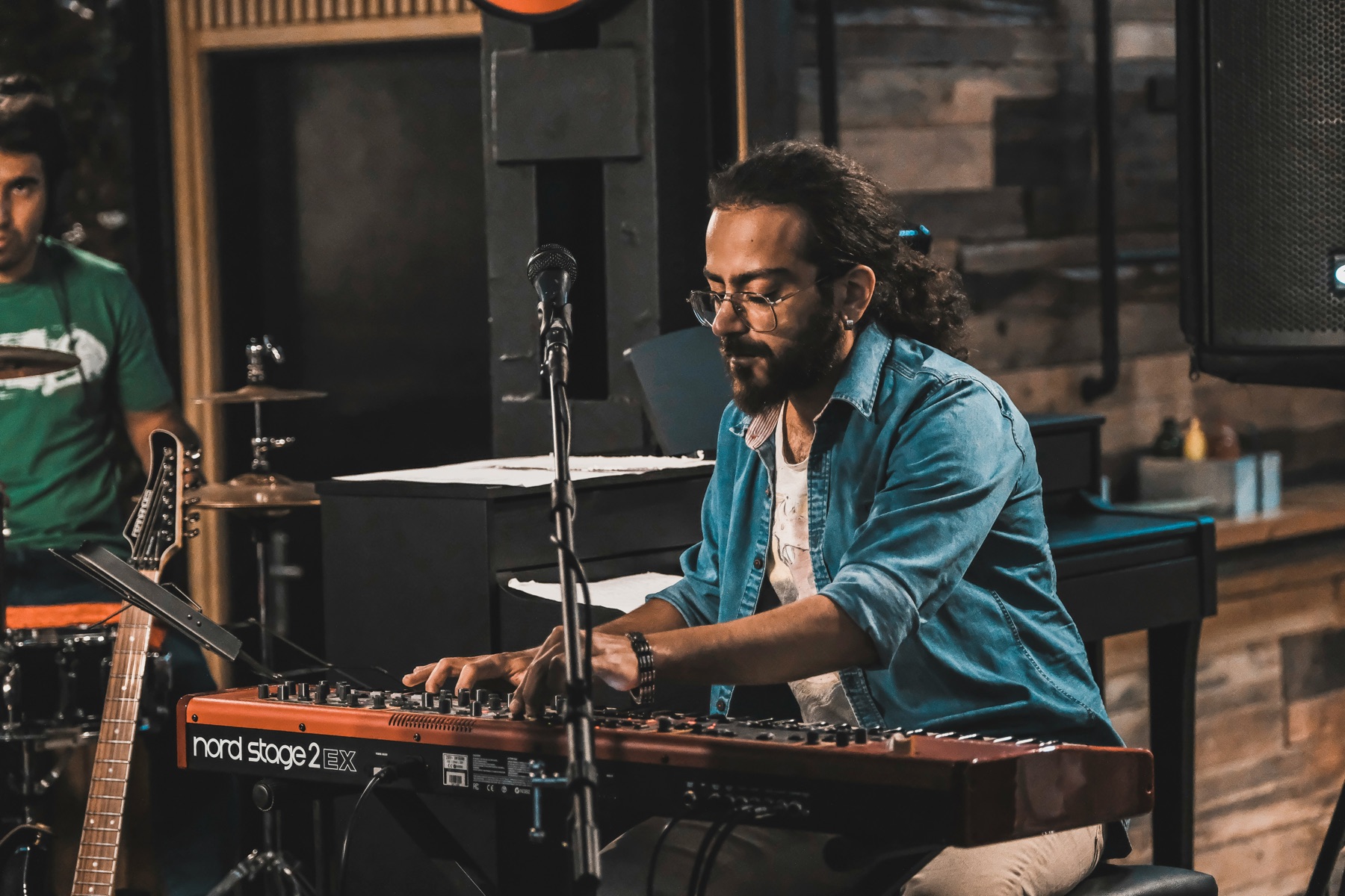 Un musicien joue du clavier dans un studio